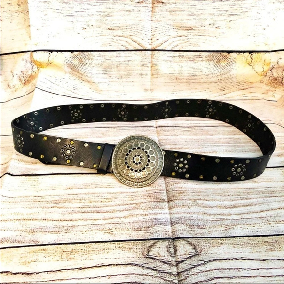☀️NINE WEST Medallion Belt - Picture 1 of 8